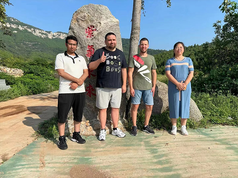 三國(guó)友人齊聚工廠(chǎng)成功簽約留影紀(jì)念