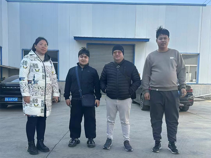 與哈薩克斯坦友人現(xiàn)場(chǎng)簽約留影紀(jì)念